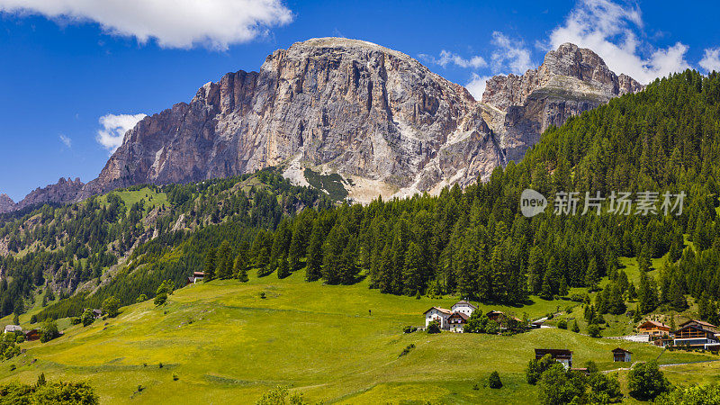 田园诗般的白云石阿尔卑斯山景观- Val Gardena，意大利